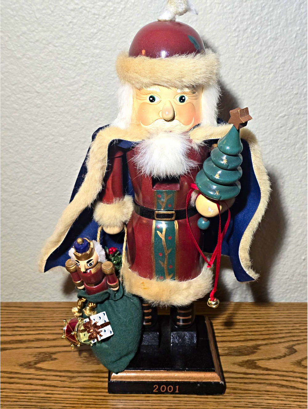 2001 Wooden Santa Nutcracker Christmas Tree Toy Sack Cape 16" Holiday Decor